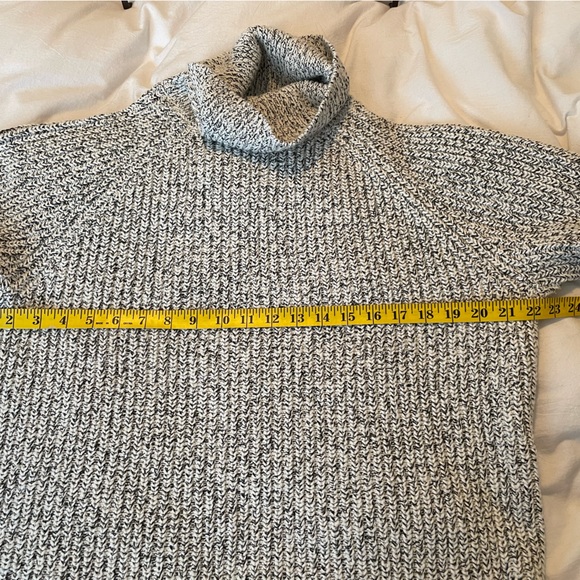 ROOTS salt & pepper heavy turtleneck. Excellent condition, worn a few times. - Picture 3 of 6